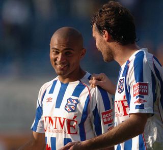 Afonso Alves được một đồng đội ở Heerenveen chúc mừng sau khi ghi bảy bàn thắng vào lưới Heracles Almelo vào tháng 10 năm 2007.