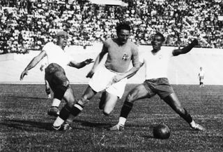 Silvio Piola (giữa) thi đấu cho đội tuyển Ý trong trận đấu với Brazil tại World Cup 1938.