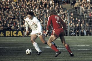 Dieter Muller (trái) thi đấu cho FC Koln trong trận đấu với Bayern Munich vào tháng 2 năm 1975.