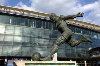 Tượng Laszlo Kubala bên ngoài sân vận động Camp Nou của Barcelona, được nhìn thấy vào năm 2012.