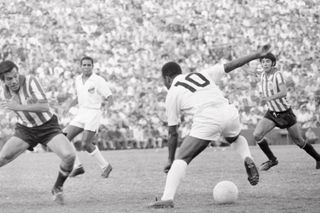 Pele thi đấu cho Santos trong trận đấu với Guadalajara năm 1970.