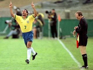 Edmundo ăn mừng bàn thắng cho Brazil vào lưới El Salvador vào tháng 2 năm 1998.