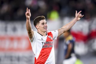 Julian Alvarez ăn mừng sau khi ghi bàn thắng thứ sáu cho River Plate vào lưới Alianza Lima trong trận đấu Copa Libertadores vào tháng 5 năm 2022.