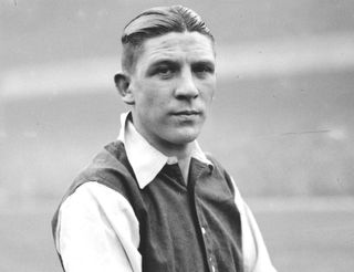 Ted Drake của Arsenal năm 1934.