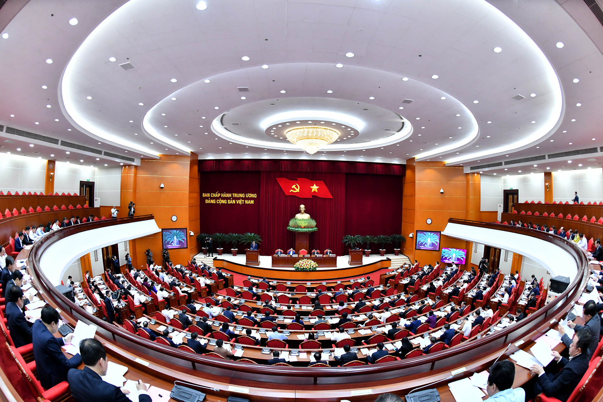 Dưới lá cờ vẻ vang của Đảng- Ảnh 11.
