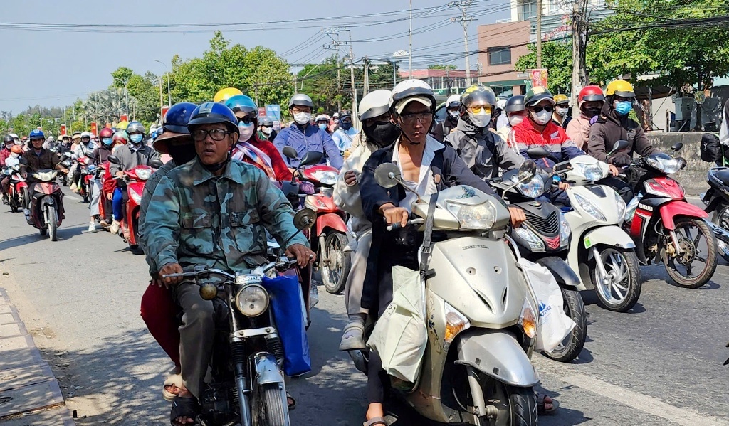 Hàng ngàn người dân miền Tây ùn ùn rời quê sau Tết- Ảnh 1.