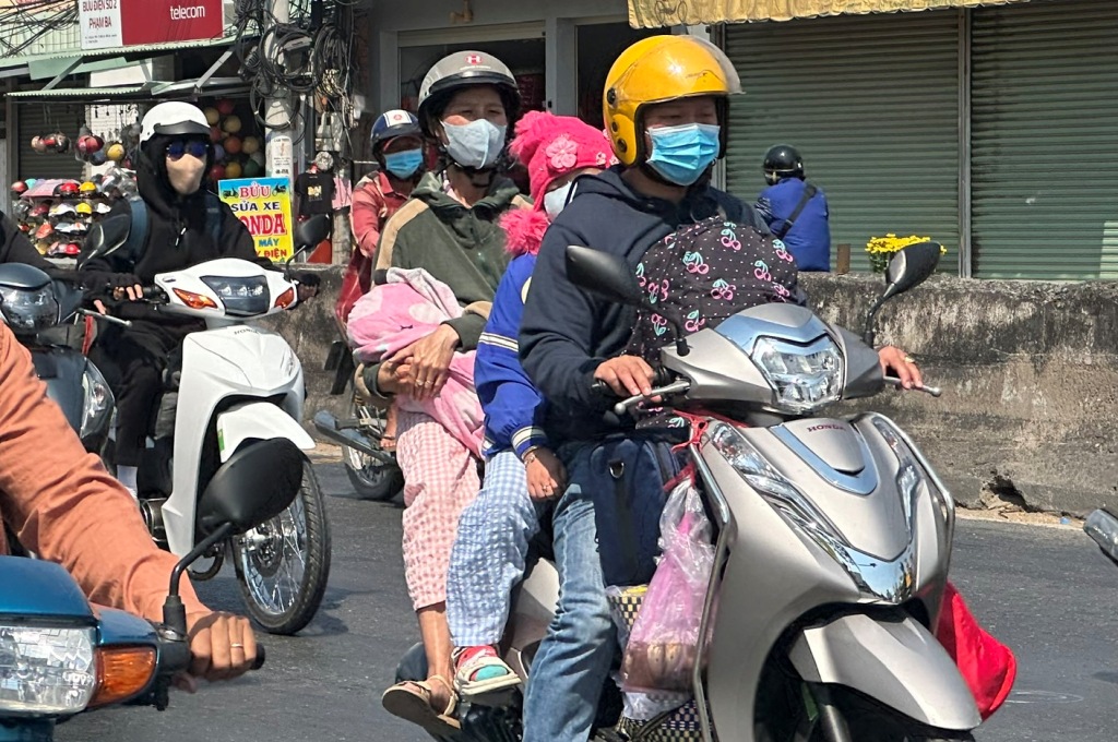 Hàng ngàn người dân miền Tây ùn ùn rời quê sau Tết- Ảnh 5.