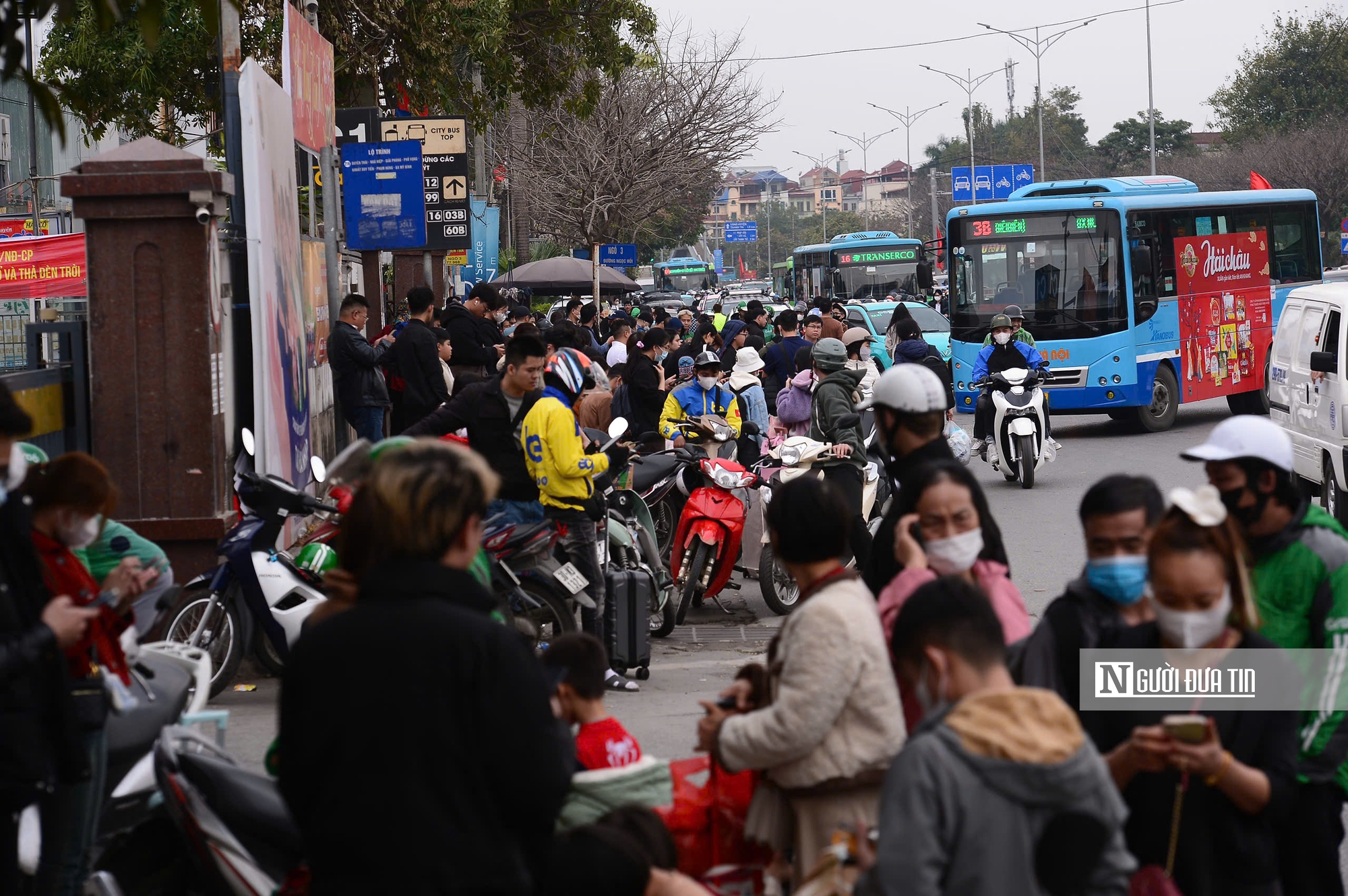Người dân lỉnh kỉnh đồ đạc trở lại Thủ đô sau kỳ nghỉ Tết dài 9 ngày- Ảnh 3.
