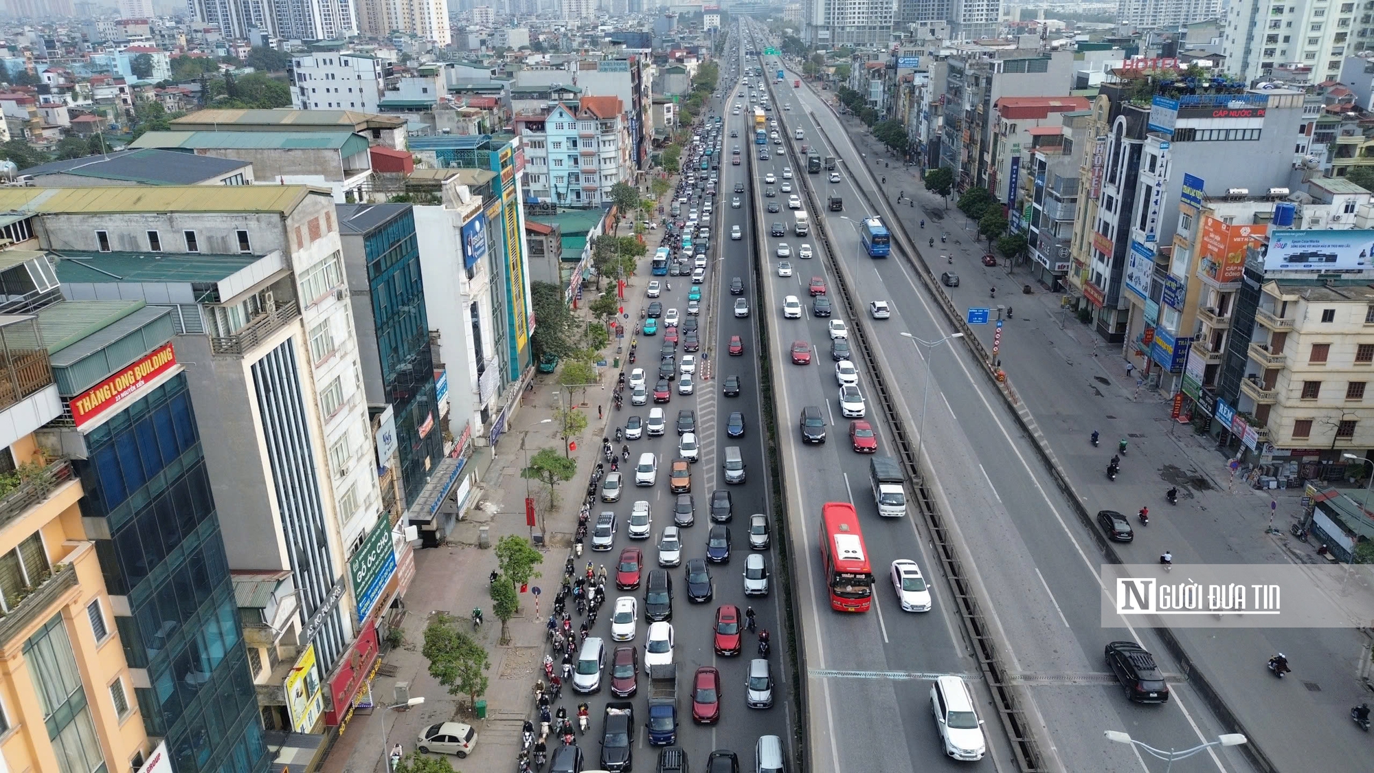 Người dân lỉnh kỉnh đồ đạc trở lại Thủ đô sau kỳ nghỉ Tết dài 9 ngày- Ảnh 5.