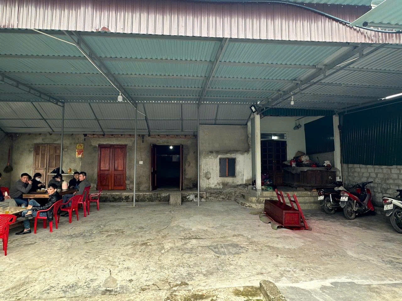 Điều tra vụ người đàn ông đấm "vợ hờ" tử vong vì để rượu cúng ngoài bờ rào- Ảnh 1.