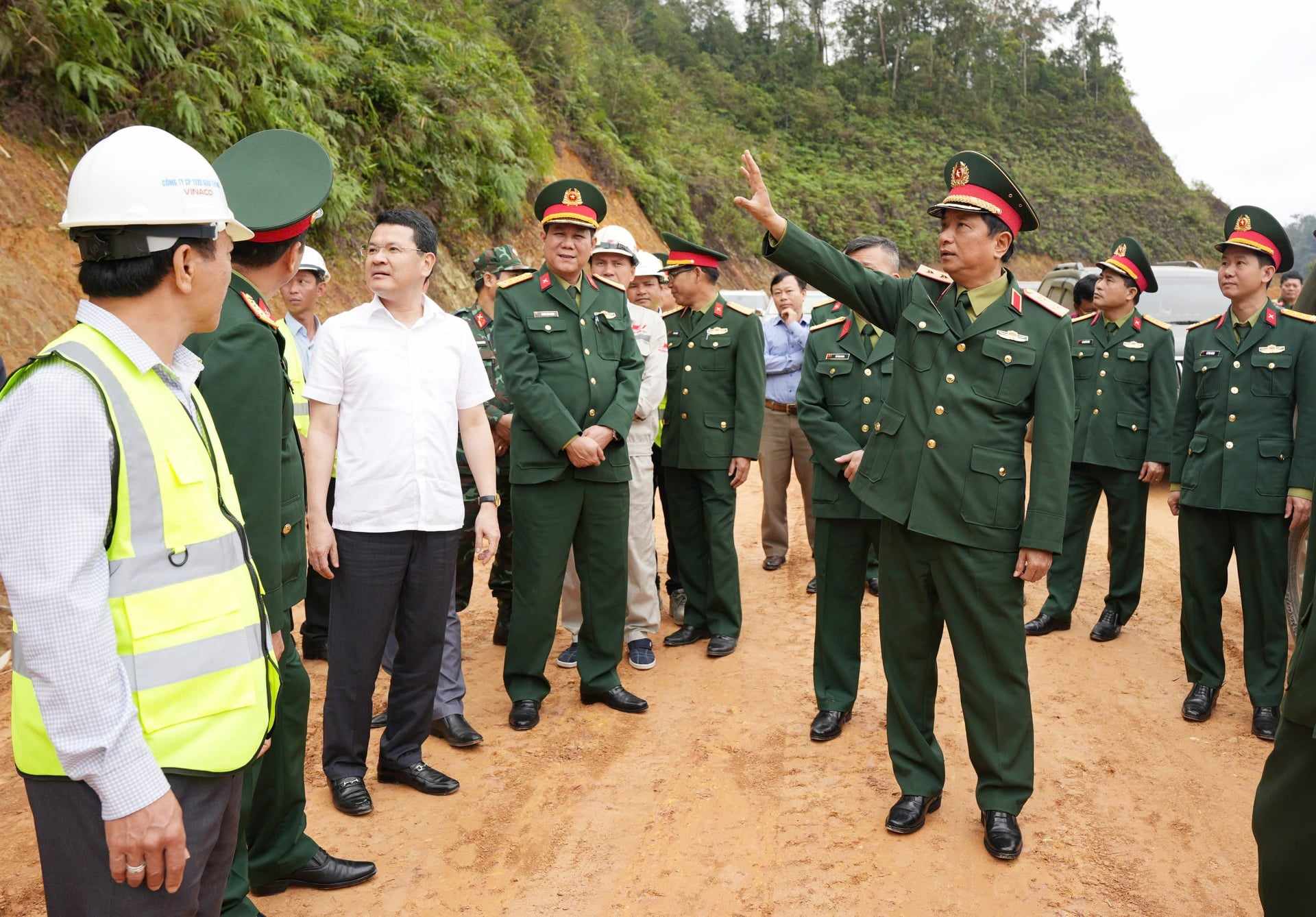 Kiểm tra tiến độ con đường xuyên rừng hơn 400 tỷ đồng ở Huế- Ảnh 1.