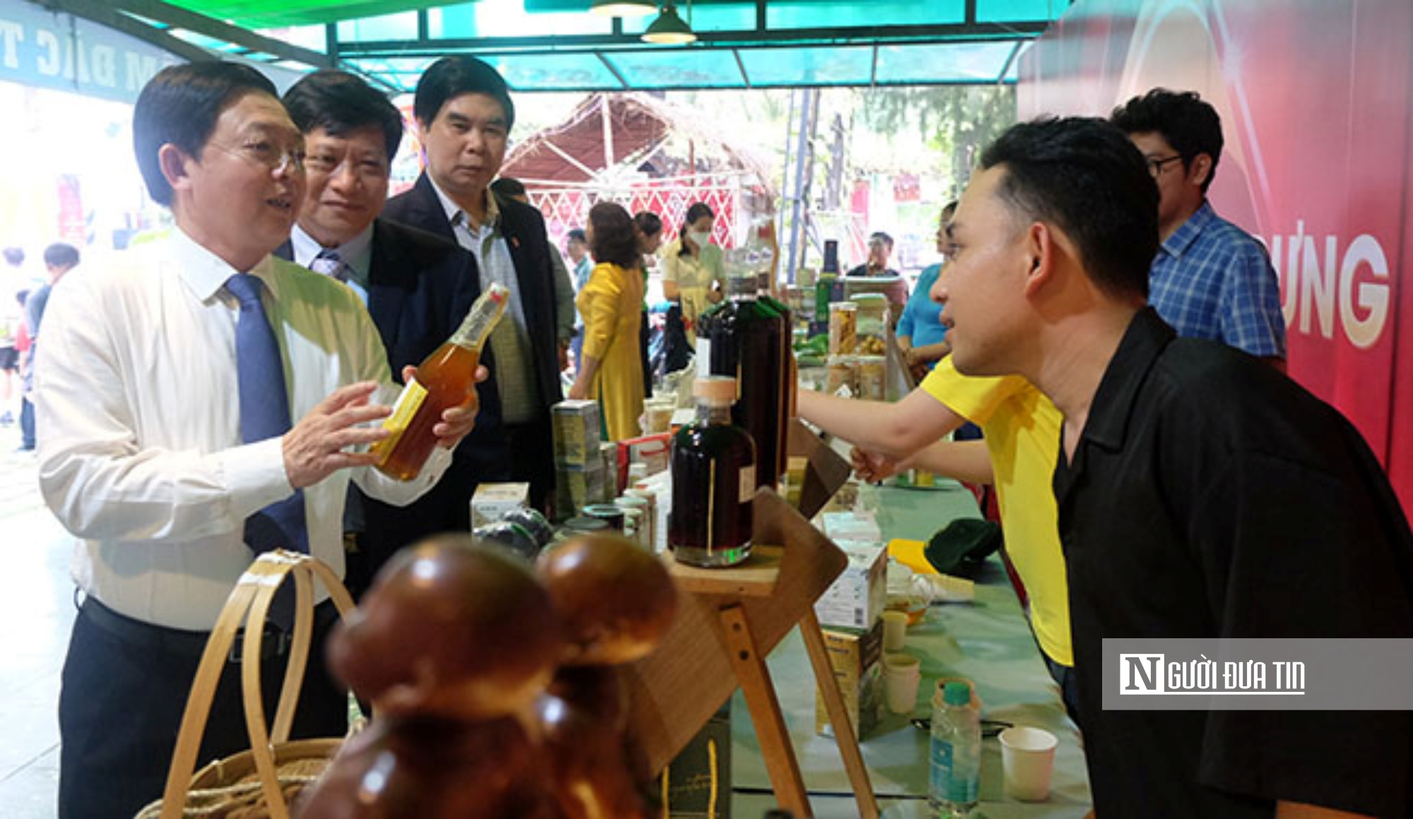 Đồng chí Bí thư Tỉnh ủy Hồ Quốc Dũng (đầu tiên bên trái ảnh) tham quan các gian hàng, trò chuyện với con em Bình Định xa quê. Ảnh:HĐH Bình Định Đồng chí Bí thư Tỉnh ủy Hồ Quốc Dũng (đầu tiên bên trái ảnh) tham quan các gian hàng, trò chuyện với con em Bình Định xa quê. Ảnh:HĐH Bình Định