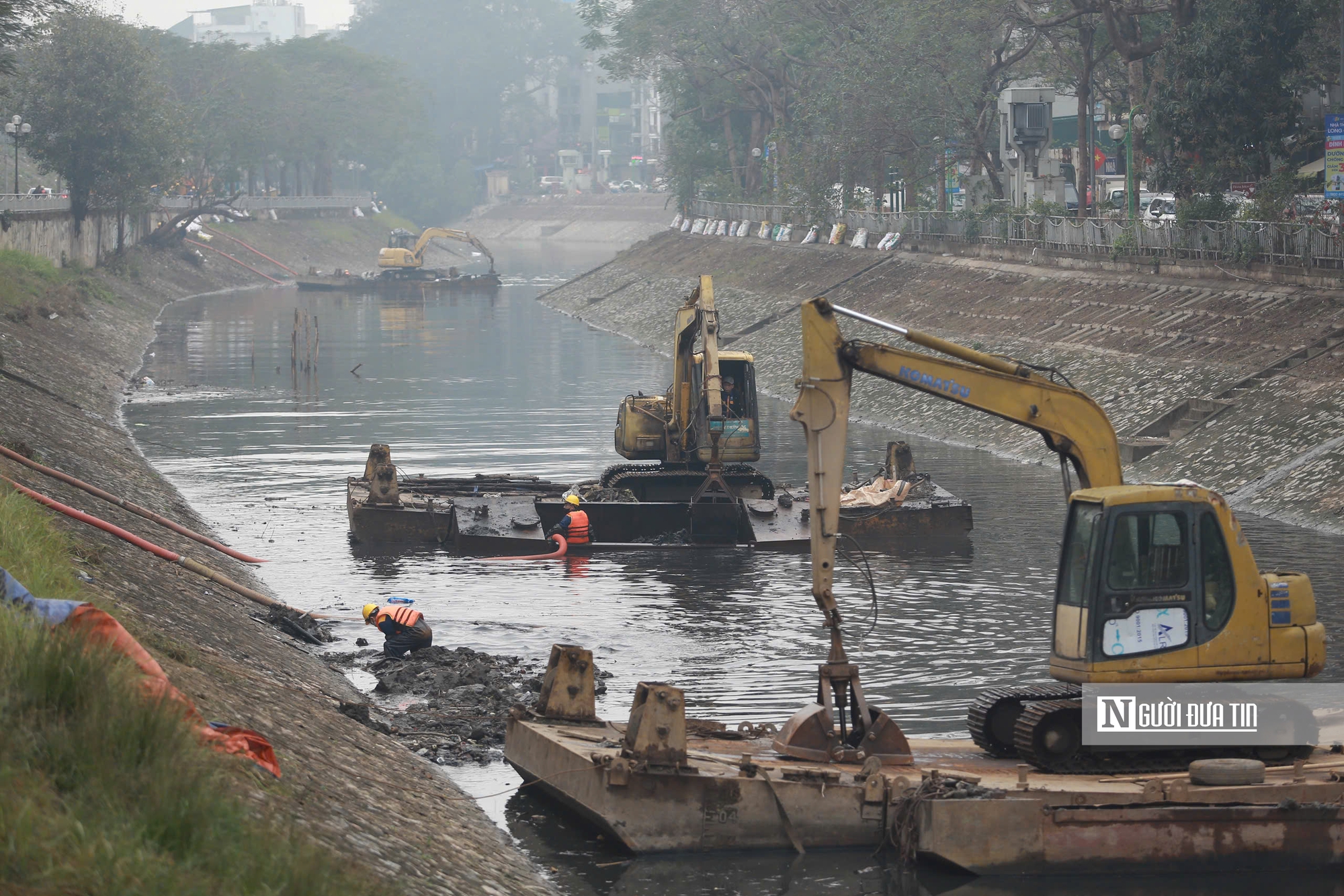 Công nhân ngâm mình dưới nước đen, nạo vét bùn sông Tô Lịch- Ảnh 8.