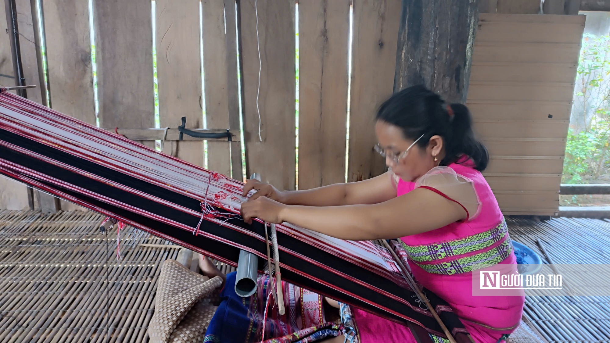 Tranh thủ lúc nông nhàn, lúc có khách muốn thăm quan trải nghiệm,các chị em ở Hà Văn Trên lại tập trung về nhà rông để dệt thổ cẩm. Ảnh: LT