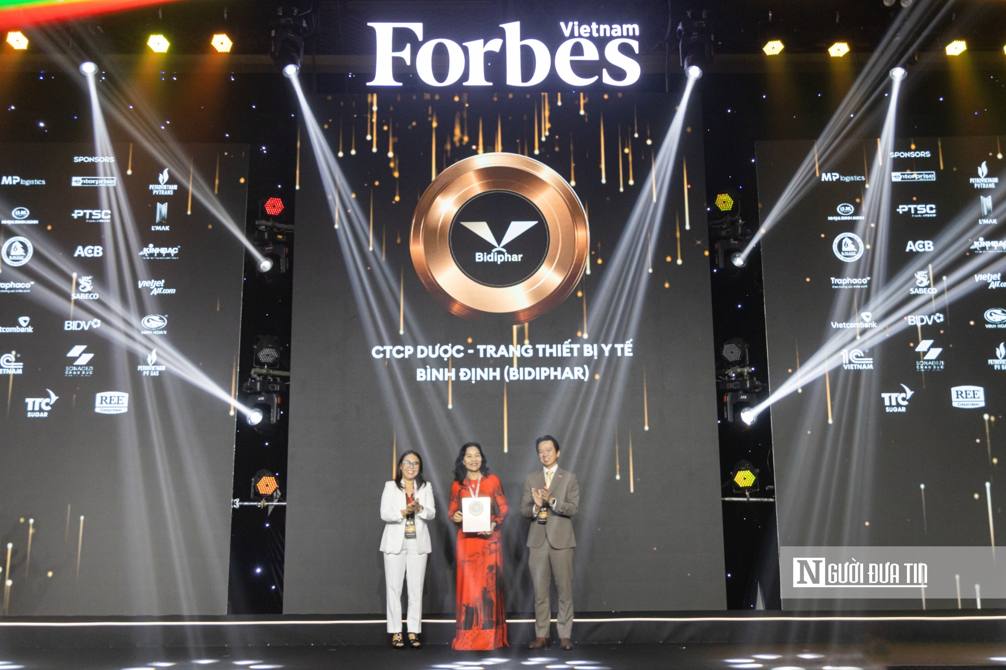 TGĐ Bidiphar Thầy thuốc Nhân dân Phạm Thị Thanh Hương nhận giải thưởng vinh danh của Forbes.