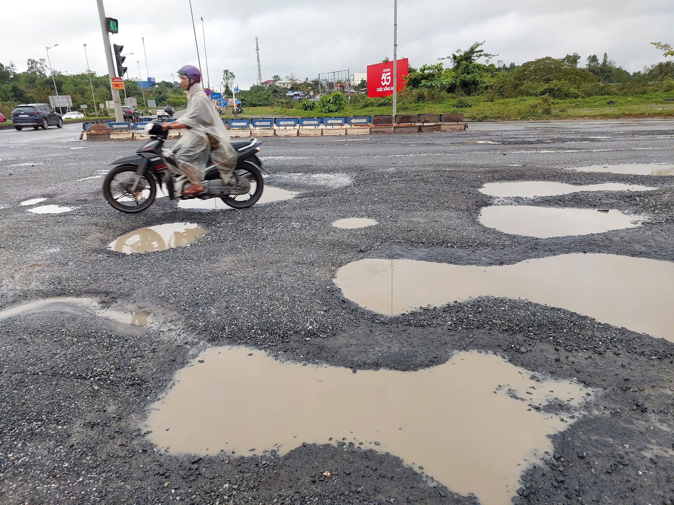 "Đoạn đường đau khổ" gây khó khăn cho việc đi lại của người dân. "Đoạn đường đau khổ" gây khó khăn cho việc đi lại của người dân.