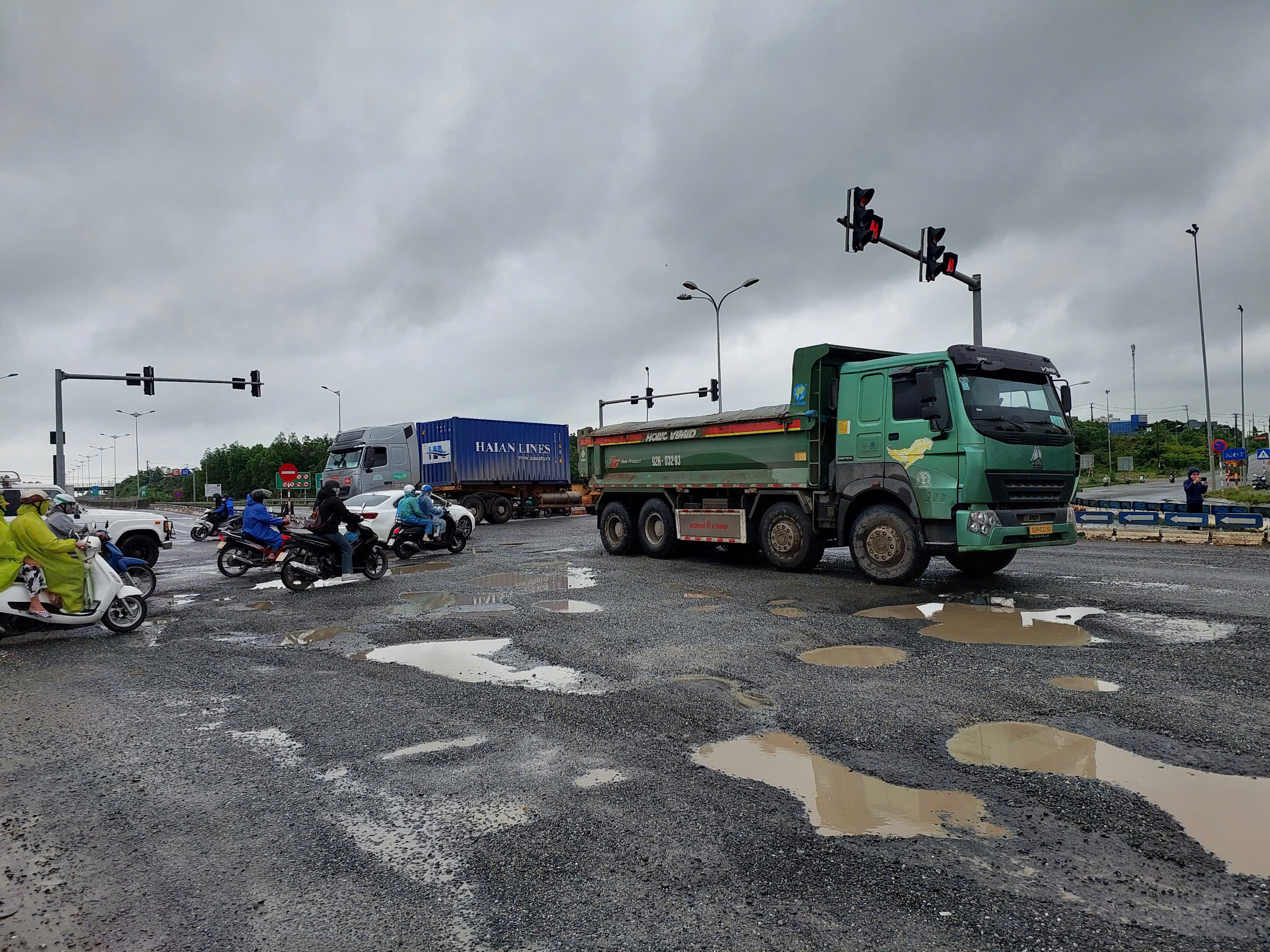 "Ổ gà, ổ trâu" chi chít trên nút giao Quốc lộ 14B và tuyến cao tốc Đà Nẵng – Quảng Ngãi. "Ổ gà, ổ trâu" chi chít trên nút giao Quốc lộ 14B và tuyến cao tốc Đà Nẵng – Quảng Ngãi.