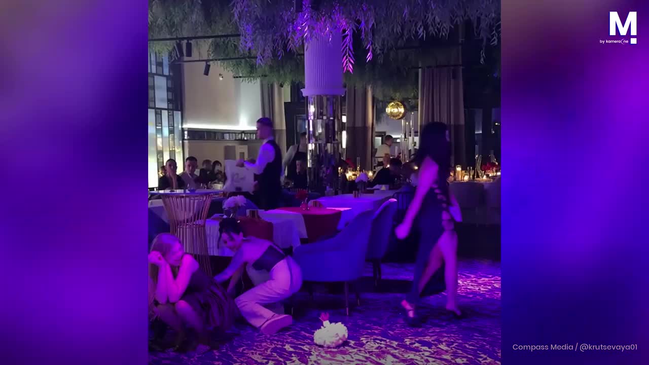 Khoảnh khắc những cô gái đồng loạt tránh né bó hoa cưới đầy hài hước. Khoảnh khắc những cô gái đồng loạt tránh né bó hoa cưới đầy hài hước.