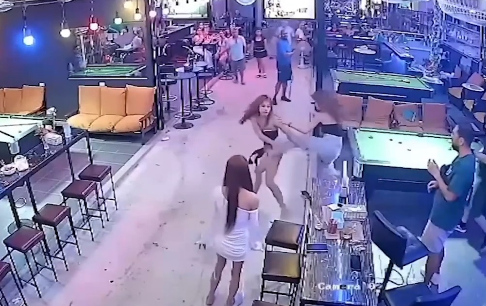 Ghen tuông, 2 cô gái đánh nhau dữ dội trong quán bi-a