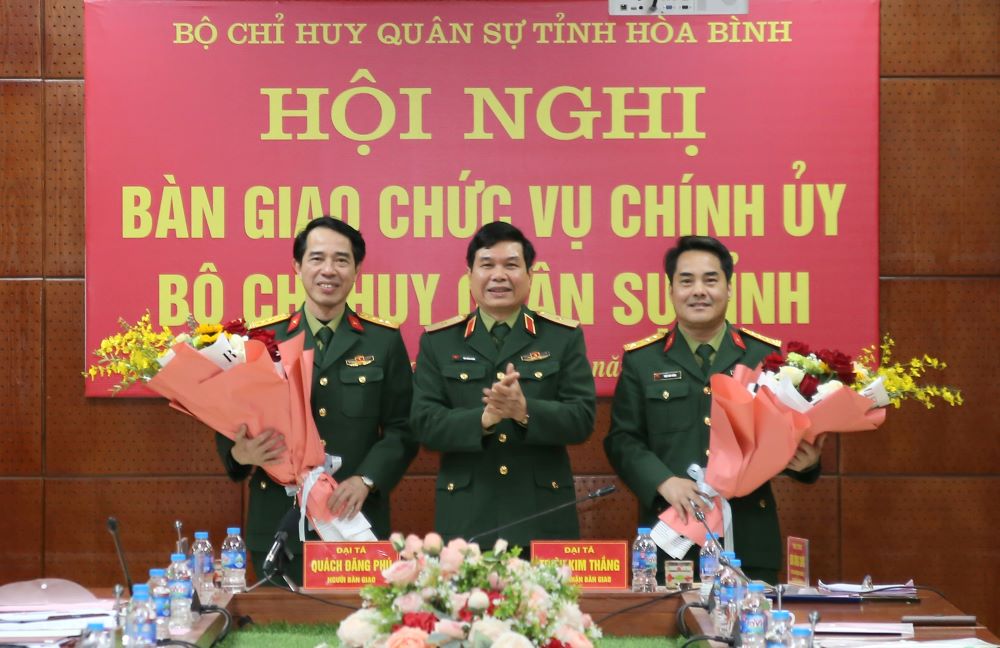 Bổ nhiệm tân Chính ủy Bộ Chỉ huy Quân sự tỉnh Hòa Bình- Ảnh 1.