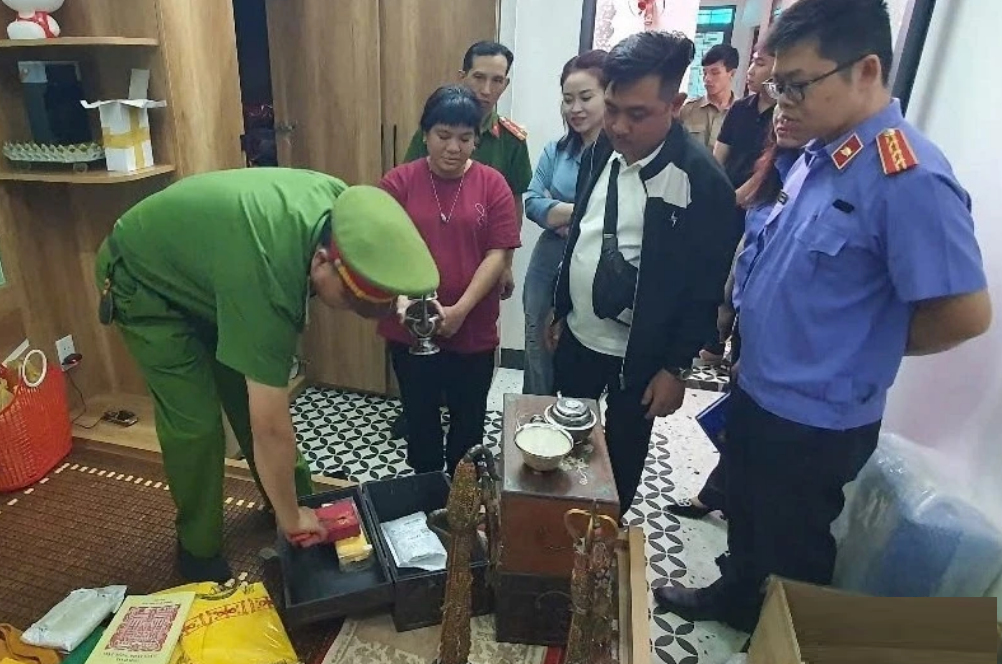 Vụ lừa đảo gần 100 tỷ đồng từ chiêu "tu tiên": Thu nhiều sổ đỏ, sổ tiết kiệm - Ảnh 1. Vụ lừa đảo gần 100 tỷ đồng từ chiêu "tu tiên": Thu nhiều sổ đỏ, sổ tiết kiệm - Ảnh 1.