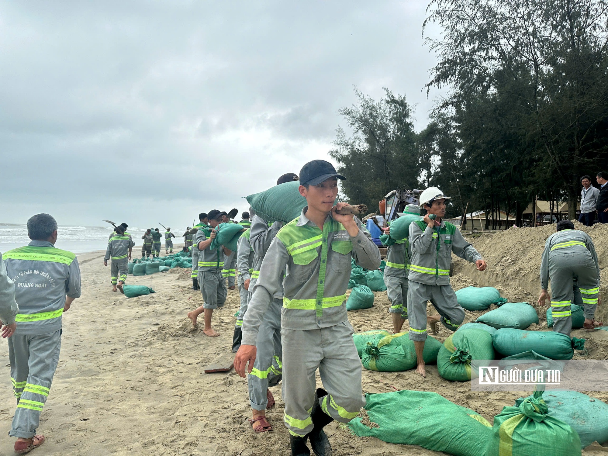 Hàng trăm người tập trung gia cố bờ biển. Ảnh: Khánh Vy