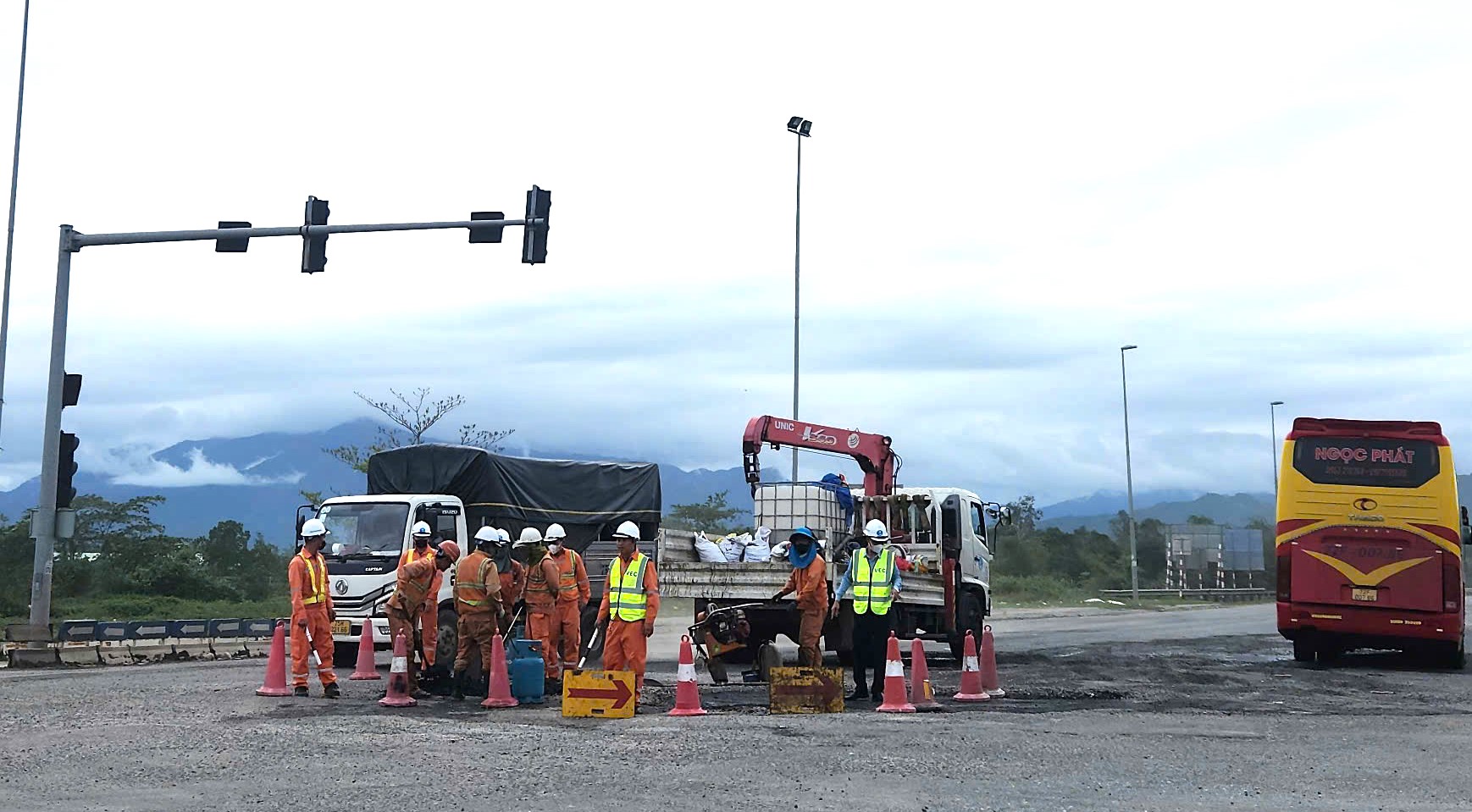 Công nhân sửa chữa tại nút giao nối Quốc lộ 14B với cao tốc Đà Nẵng - Quảng Ngãi, nằm qua địa phận huyện Hoà Vang, thành phố Đà Nẵng.