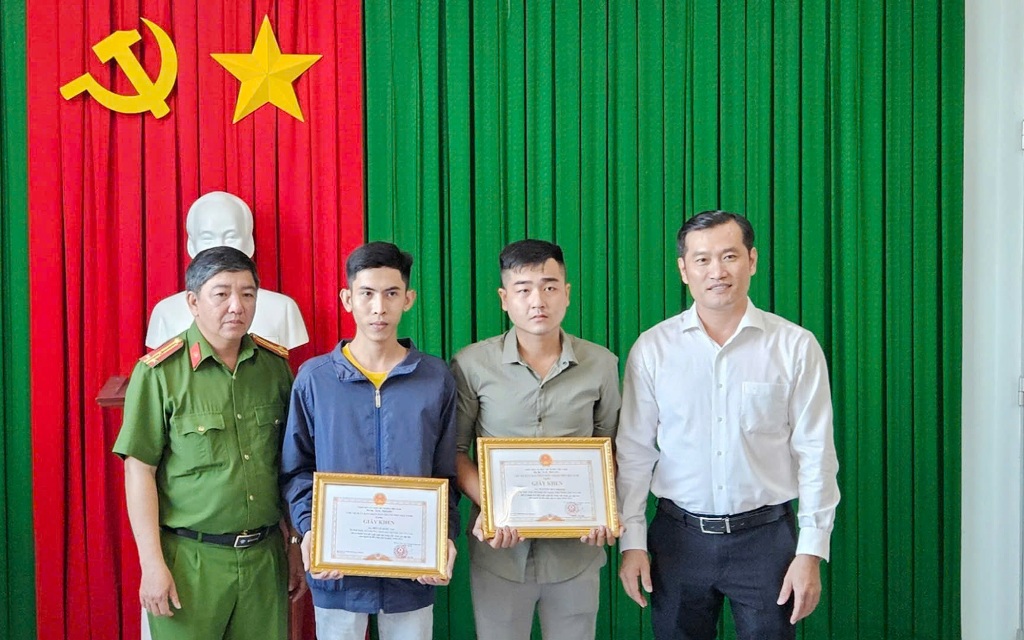 Anh nông dân kể lại phút cân não dùng drone cứu hai em nhỏ mắc kẹt giữa dòng nước xiết- Ảnh 7. Tuyên dương 2 cá nhân dũng cảm lao vào dập lửa cứu người