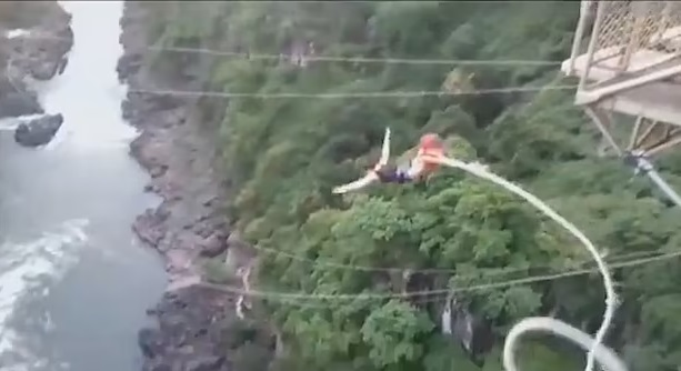 Erin Langworthy quyết định nhảy bungee từ một cây cầu nhìn xuống sông Zambezi vào năm 2012.