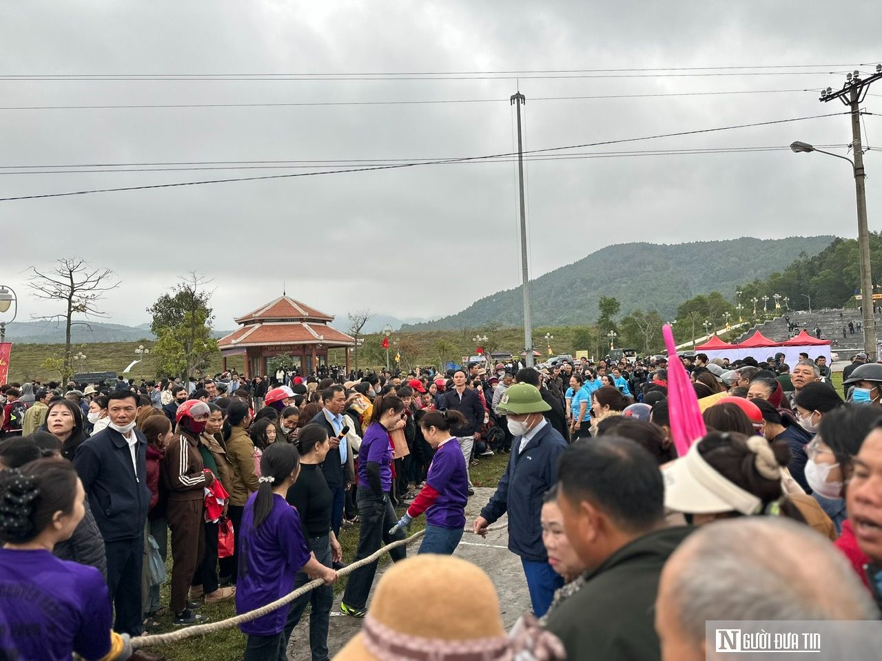 Hàng nghìn du khách đội mưa về Chùa Hương Tích khai hội- Ảnh 1.