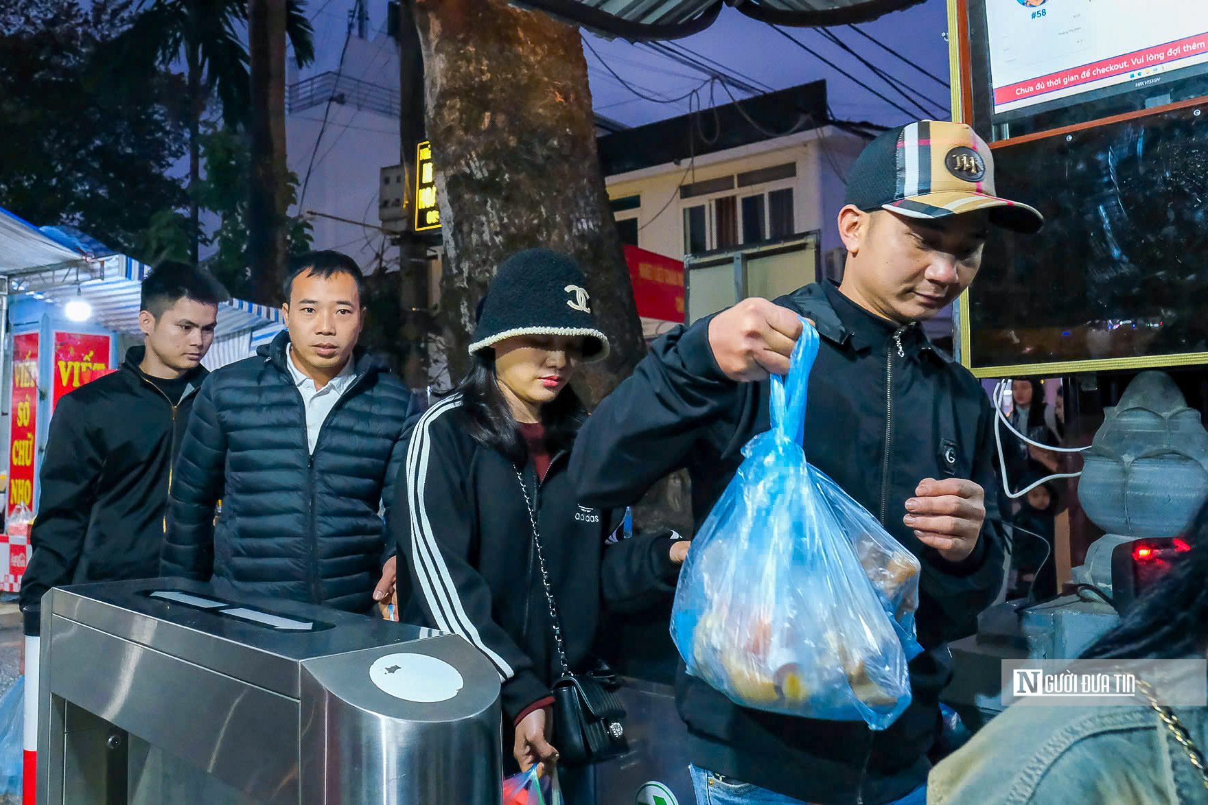 Người dân vượt rét đổ về khai hội chùa Hương- Ảnh 2.