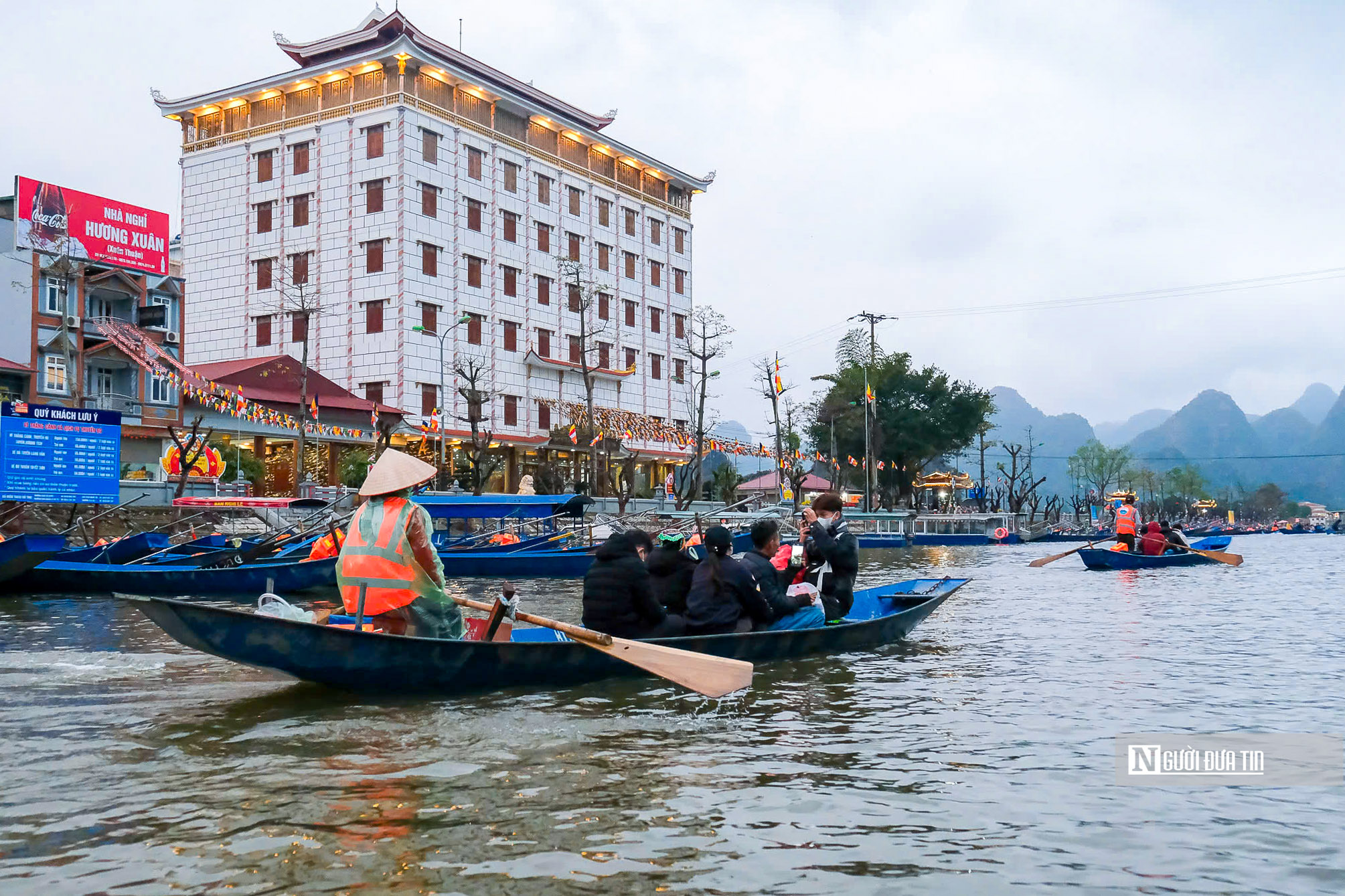 Người dân vượt rét đổ về khai hội chùa Hương- Ảnh 4.