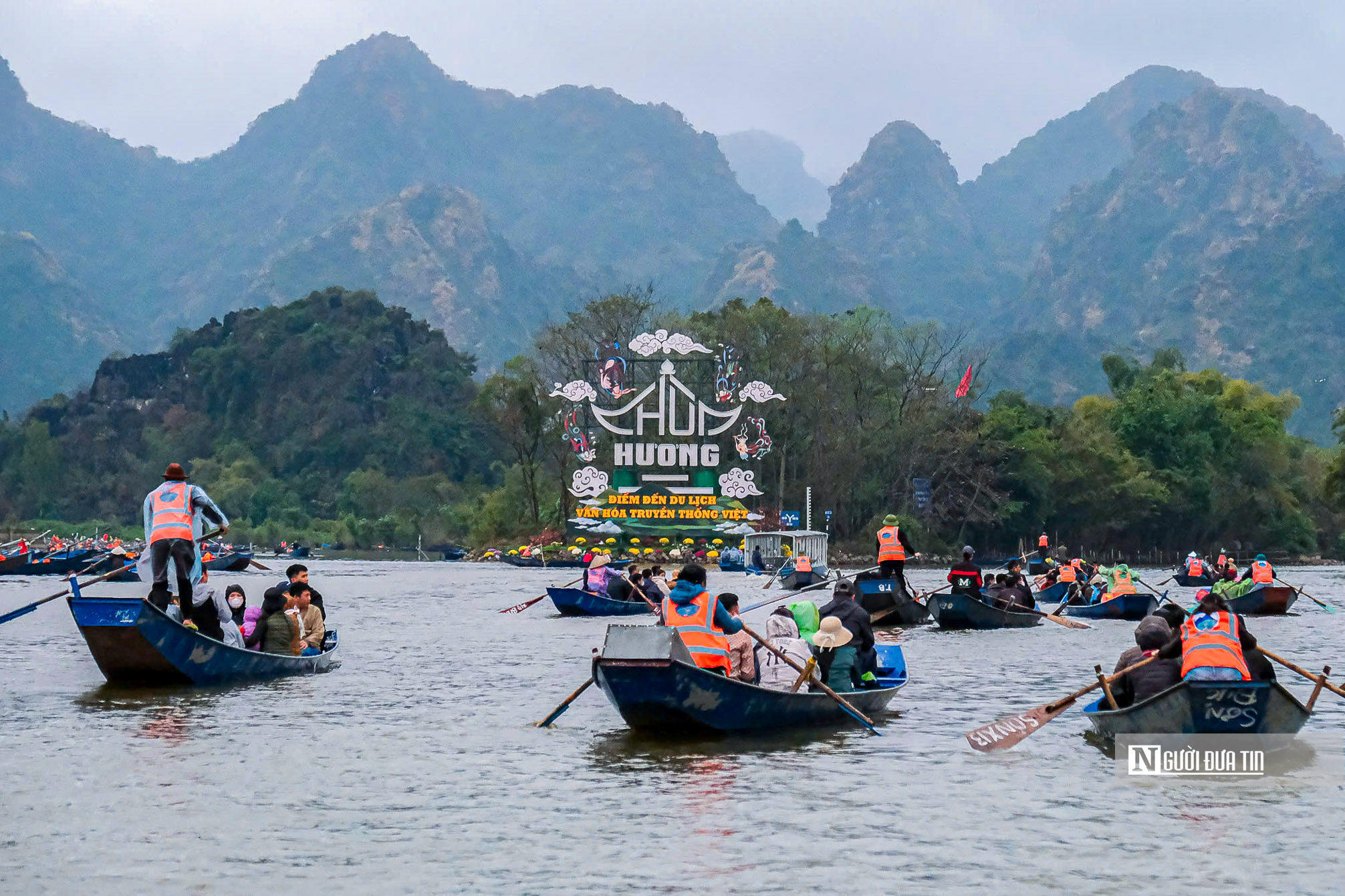 Người dân vượt rét đổ về khai hội chùa Hương- Ảnh 1.