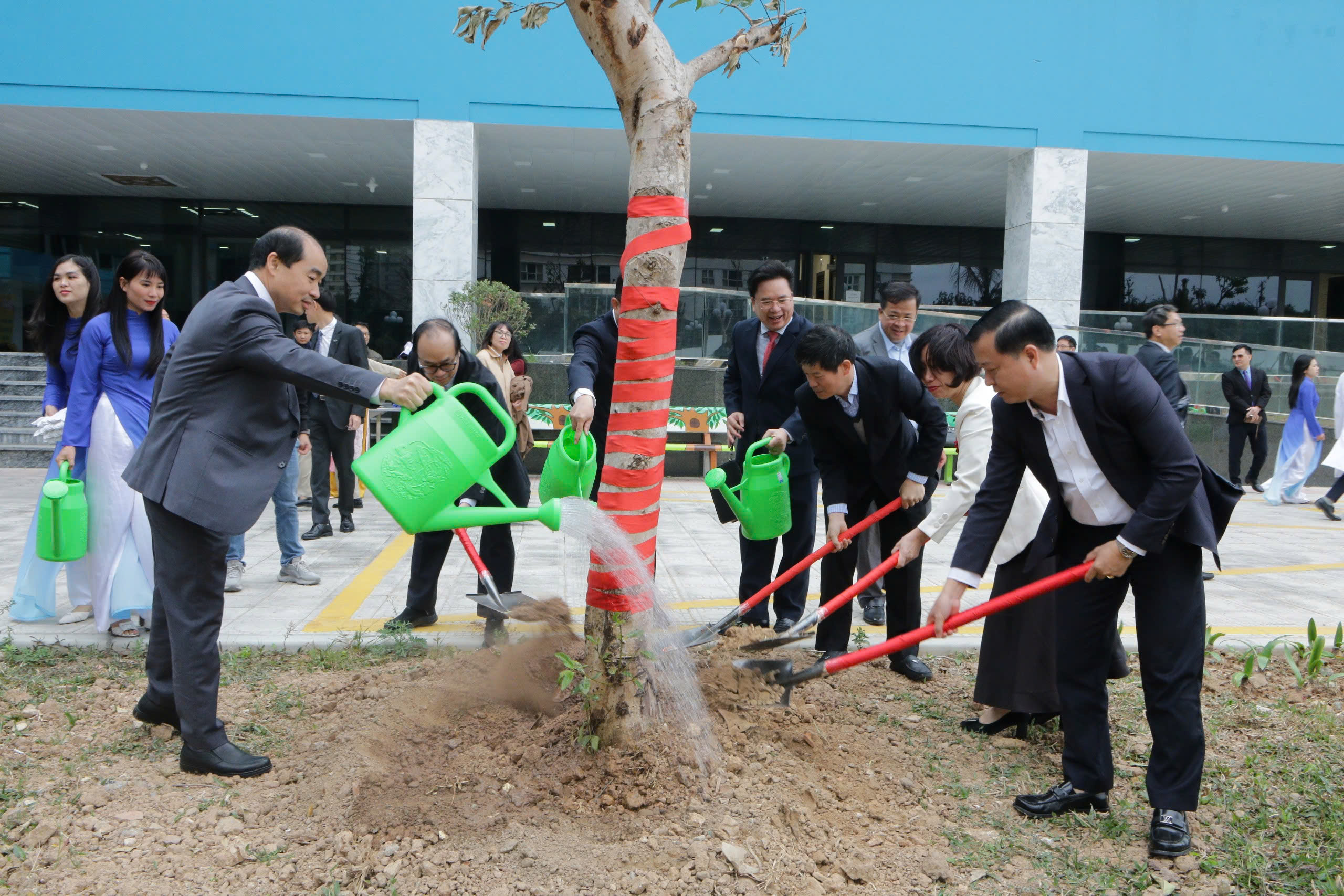 Ngành Y tế Hà Nội phát động Tết trồng cây Xuân Ất Tỵ năm 2025- Ảnh 3.