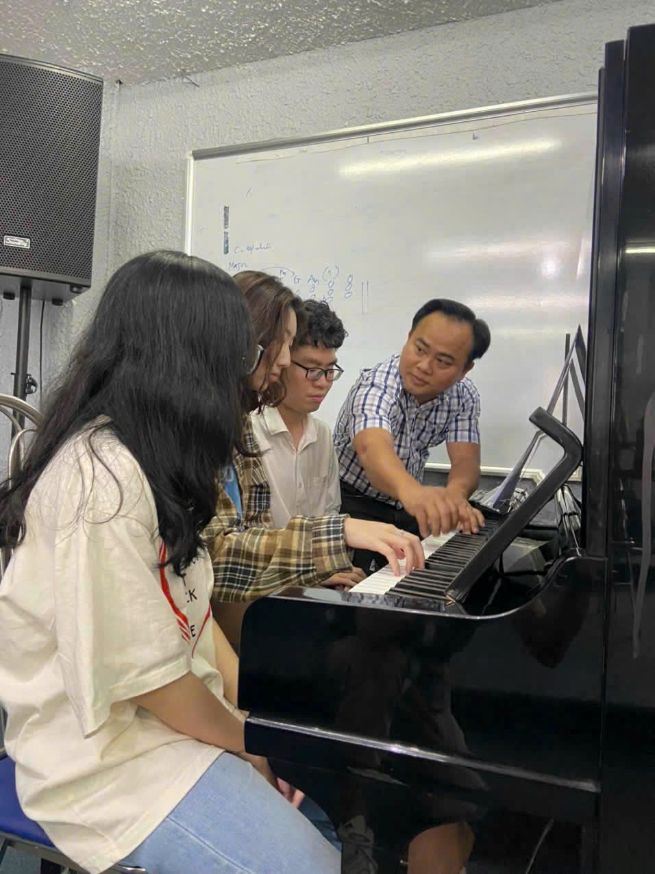 Nhạc sĩ Trương Hữu An: Người truyền lửa đam mê cho thế hệ tài năng Piano Tây Nguyên- Ảnh 6. Nhạc sĩ Trương Hữu An: Người truyền lửa đam mê cho thế hệ tài năng Piano Tây Nguyên- Ảnh 6.