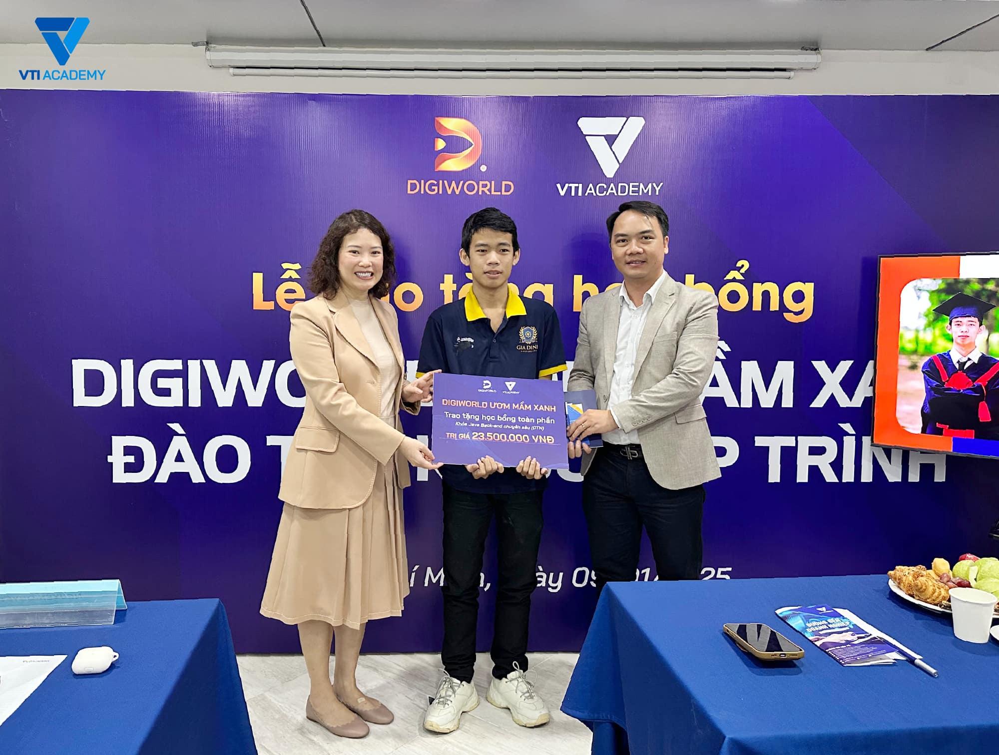 VTI Academy và Digiworld tiếp tục hành trình “Ươm Mầm Xanh” trao học bổng CNTT cho các bạn trẻ tài năng- Ảnh 1.