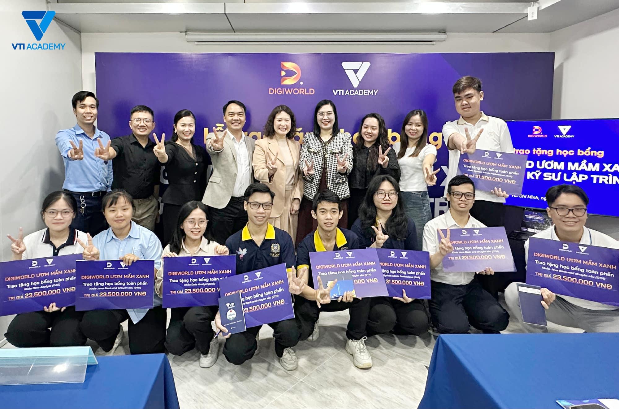 VTI Academy và Digiworld tiếp tục hành trình “Ươm Mầm Xanh” trao học bổng CNTT cho các bạn trẻ tài năng- Ảnh 2.