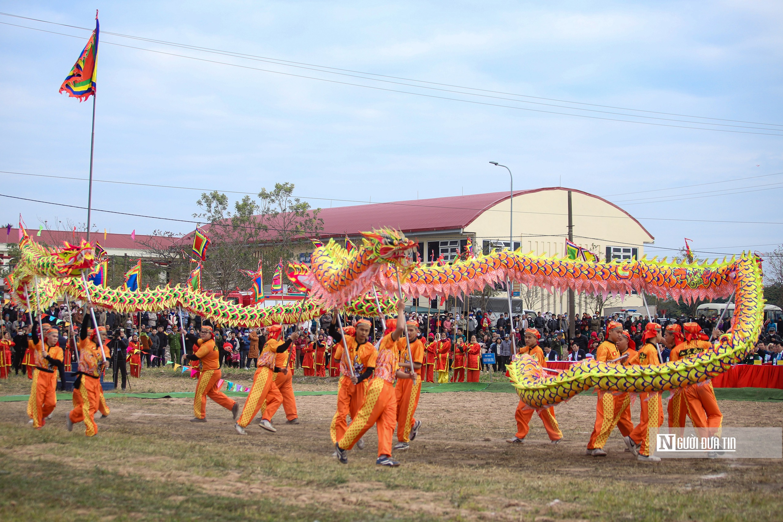 Người dân vượt rét xem 