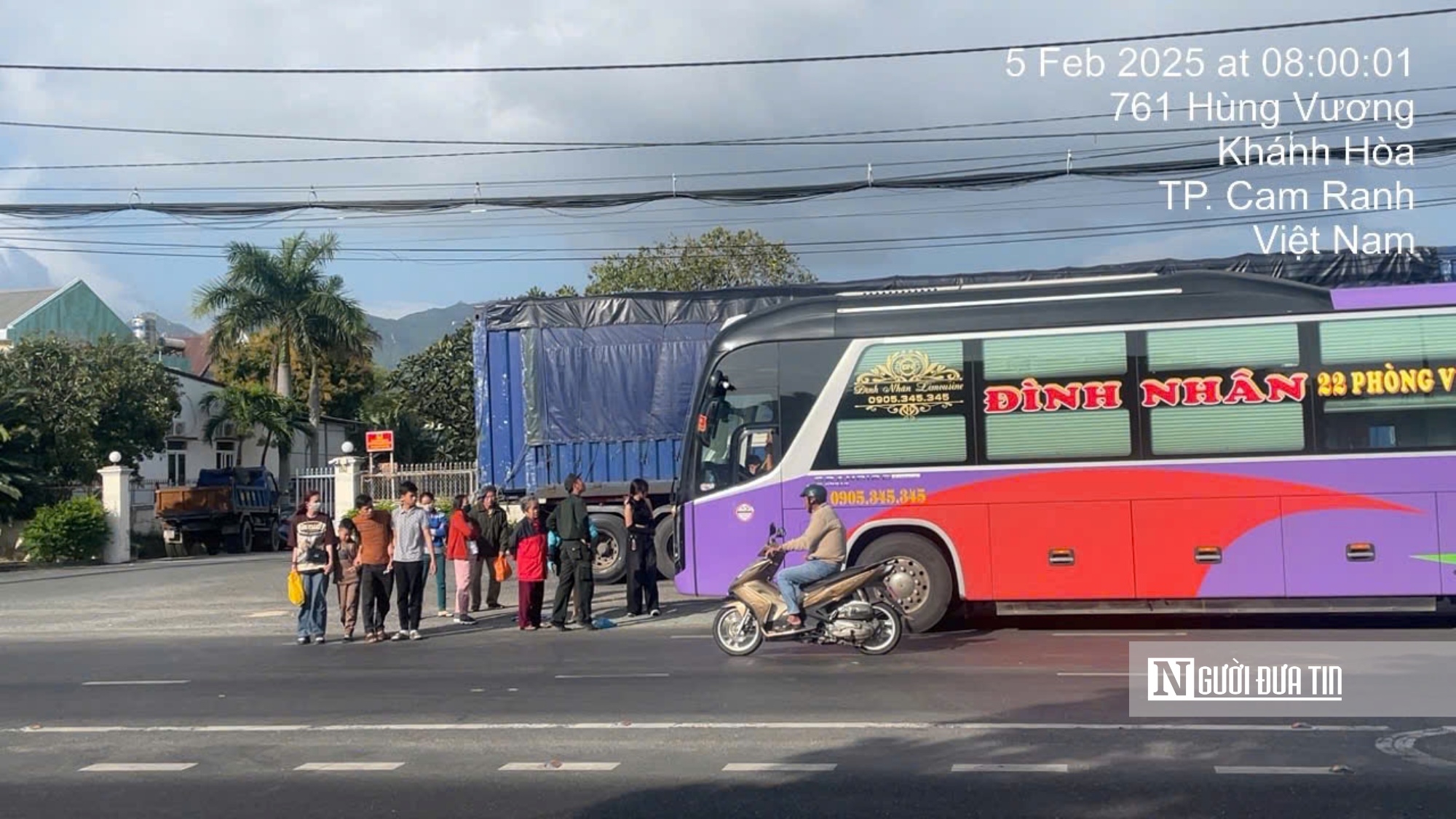 Lực lượng CSGT Công an tỉnh Khánh Hòa tạm giữ phương tiện đối với xe khách Đình Nhân biển số 43H-10257, yêu cầu chủ phương tiện này bố trí xe cho hành khách tiếp tục hành trình.