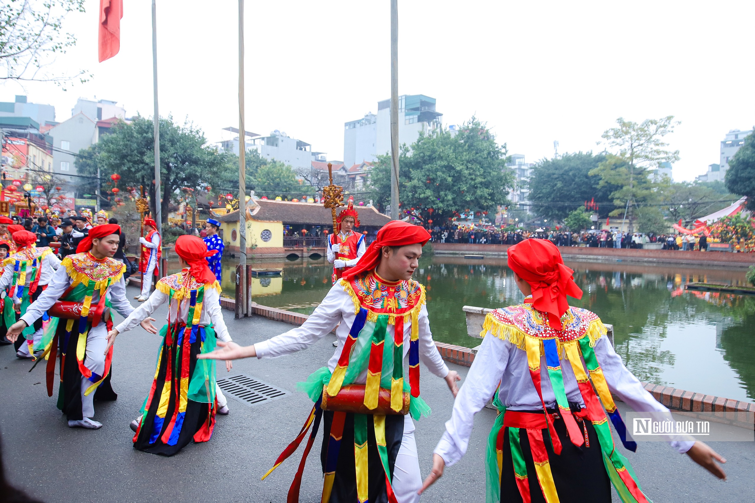 Trai làng Hà Nội tô son, đánh phấn múa bồng- Ảnh 10.