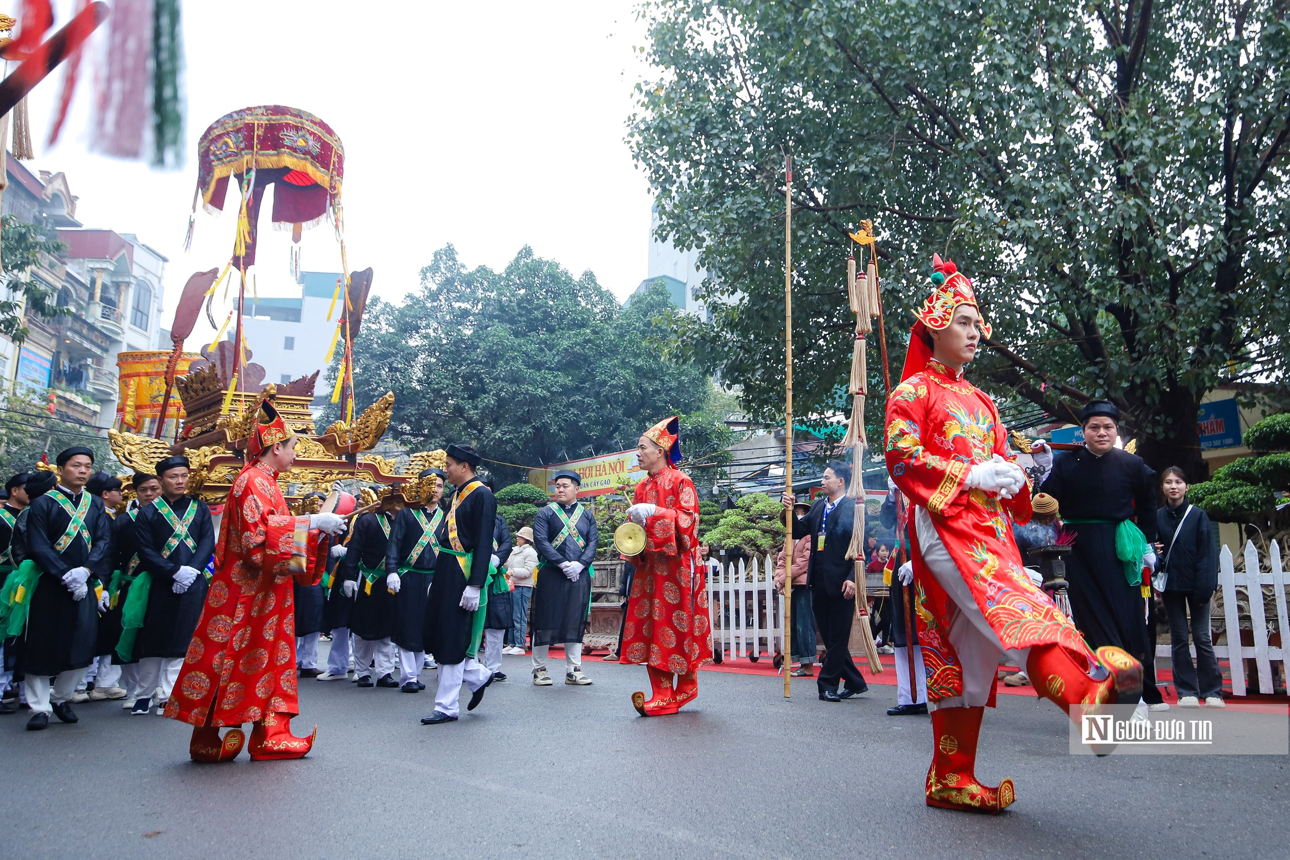 Trai làng Hà Nội tô son, đánh phấn múa bồng- Ảnh 3.