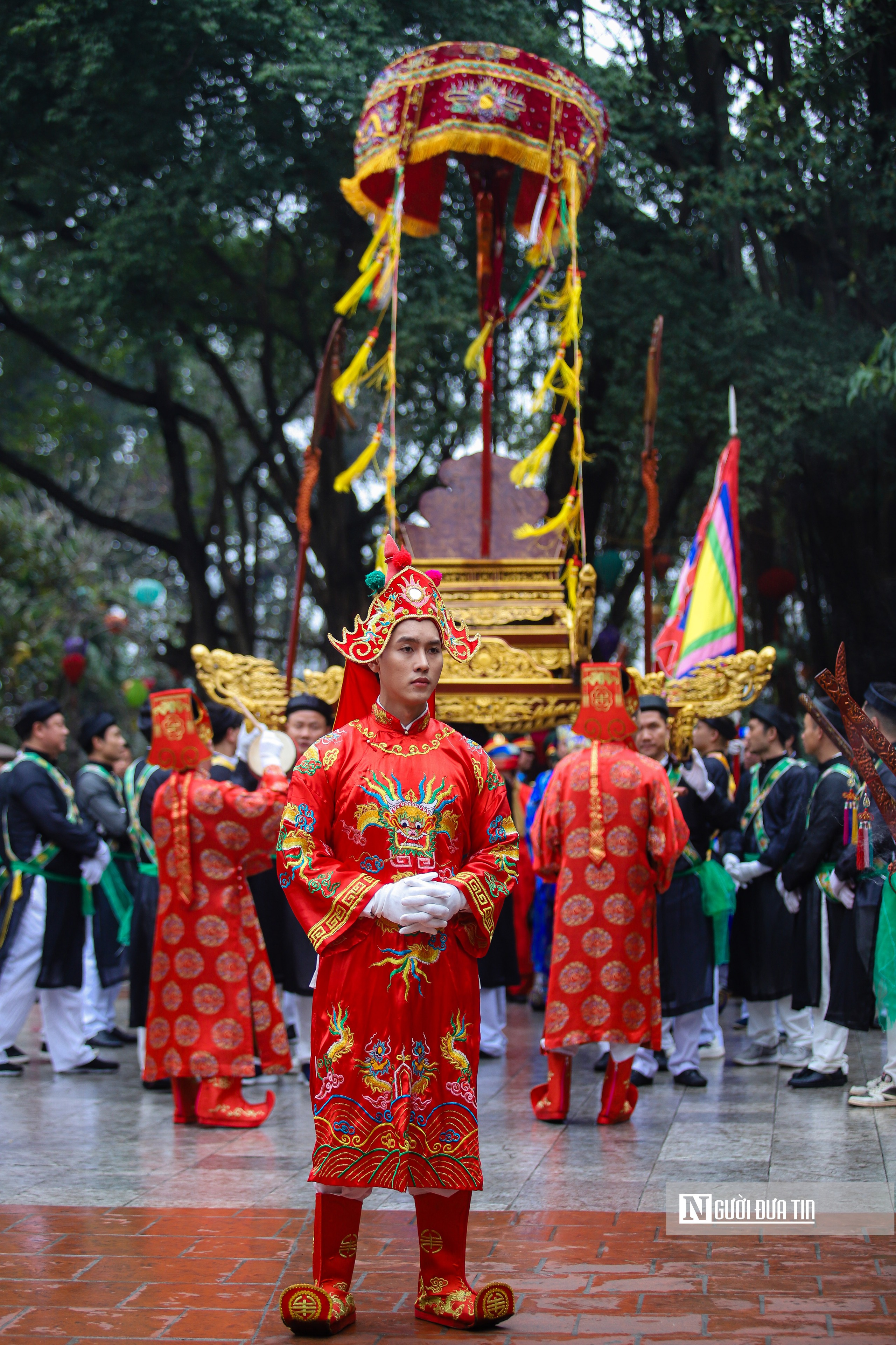 Trai làng Hà Nội tô son, đánh phấn múa bồng- Ảnh 2.