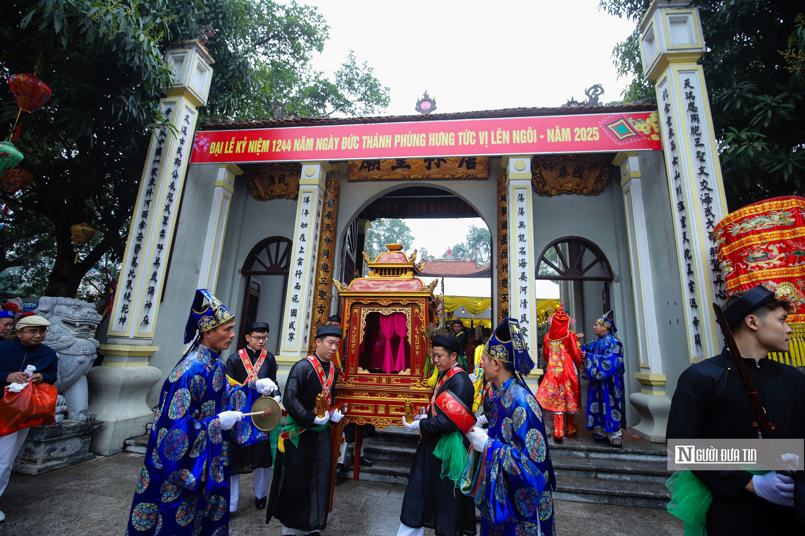 Trai làng Hà Nội tô son, đánh phấn múa bồng- Ảnh 1.