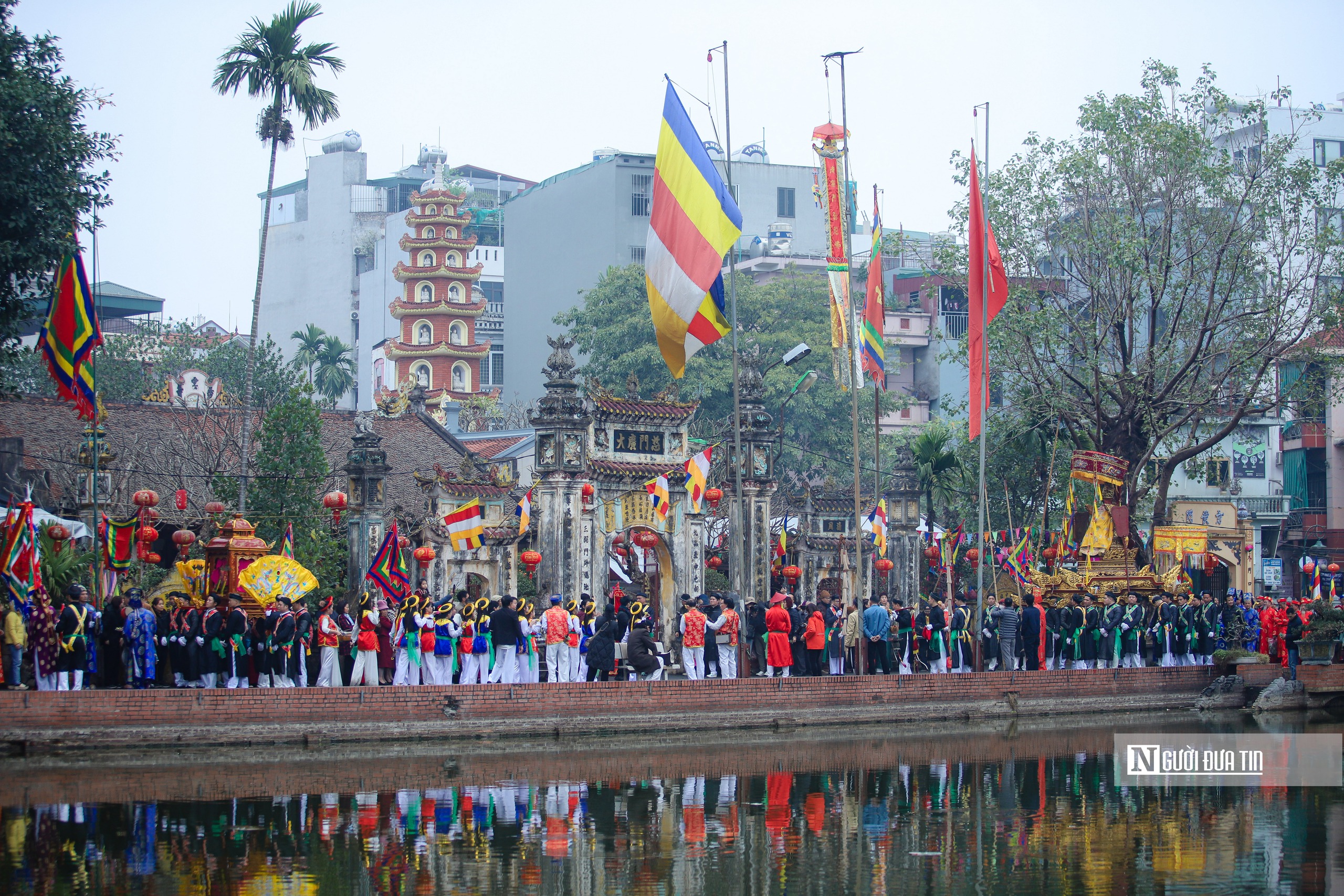 Trai làng Hà Nội tô son, đánh phấn múa bồng- Ảnh 9.