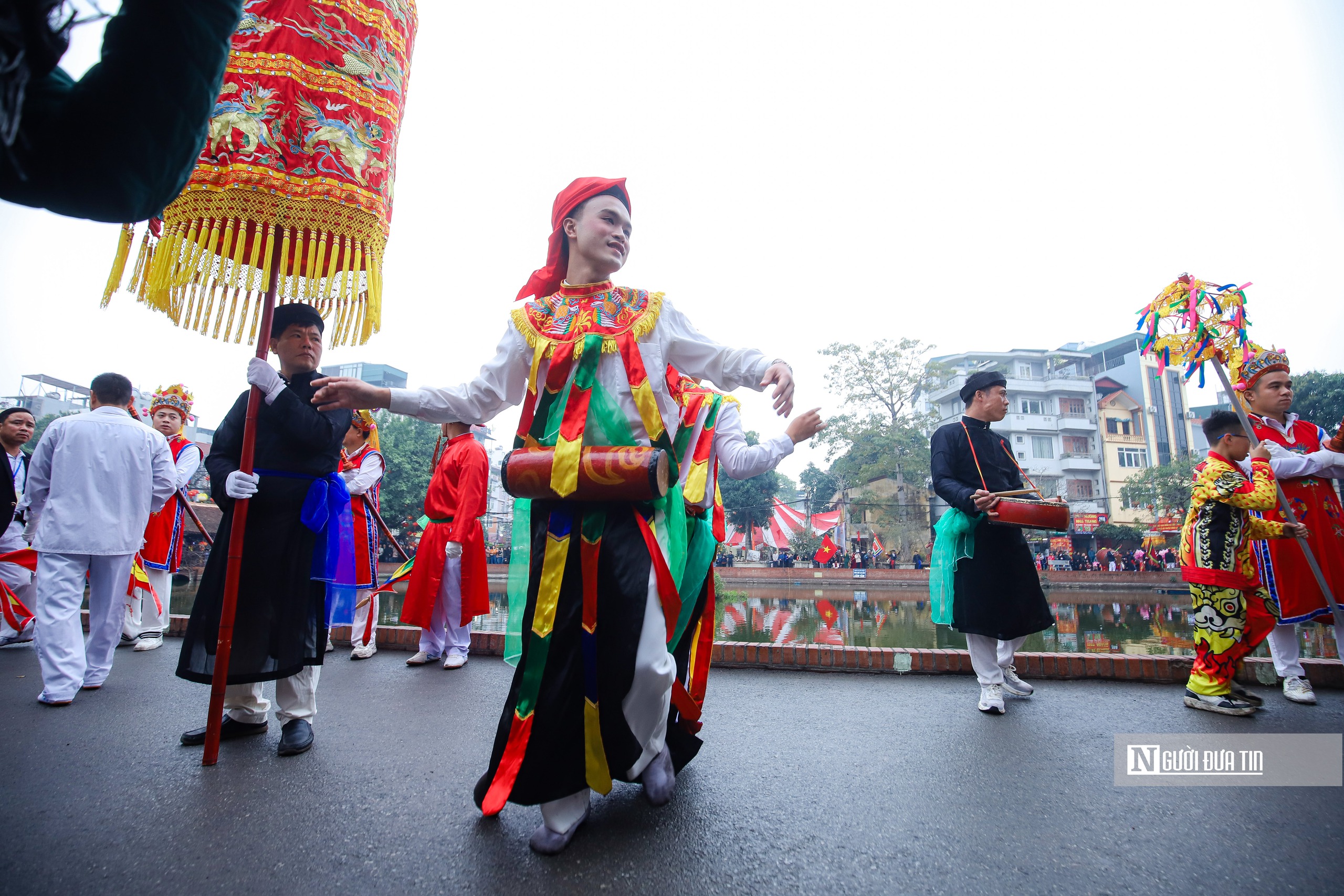 Trai làng Hà Nội tô son, đánh phấn múa bồng- Ảnh 11.