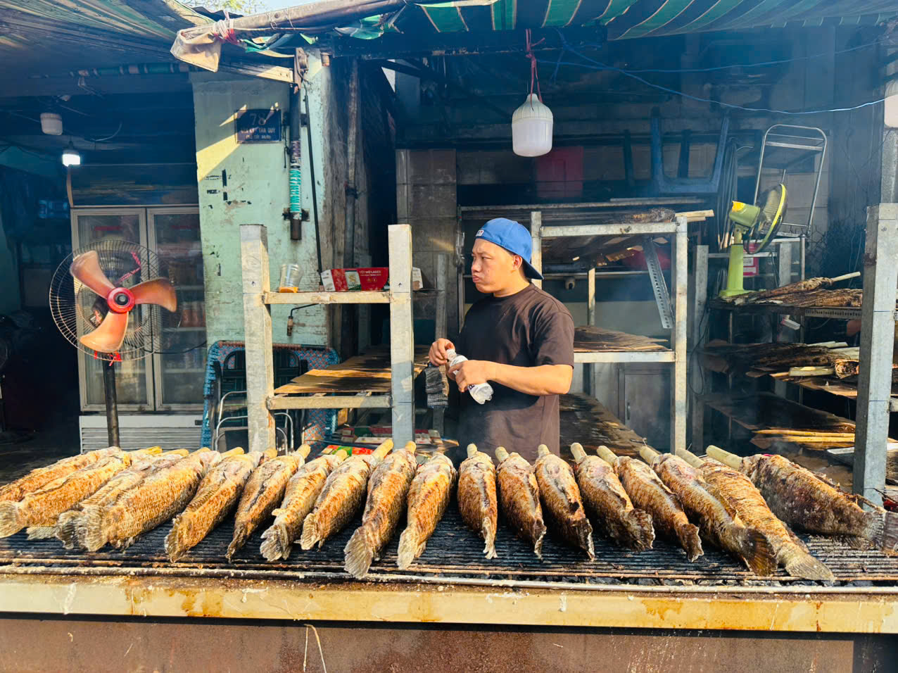 "Phố cá lóc nướng” lớn nhất Tp.HCM làm việc hết công suất trong ngày Vía Thần Tài- Ảnh 5.