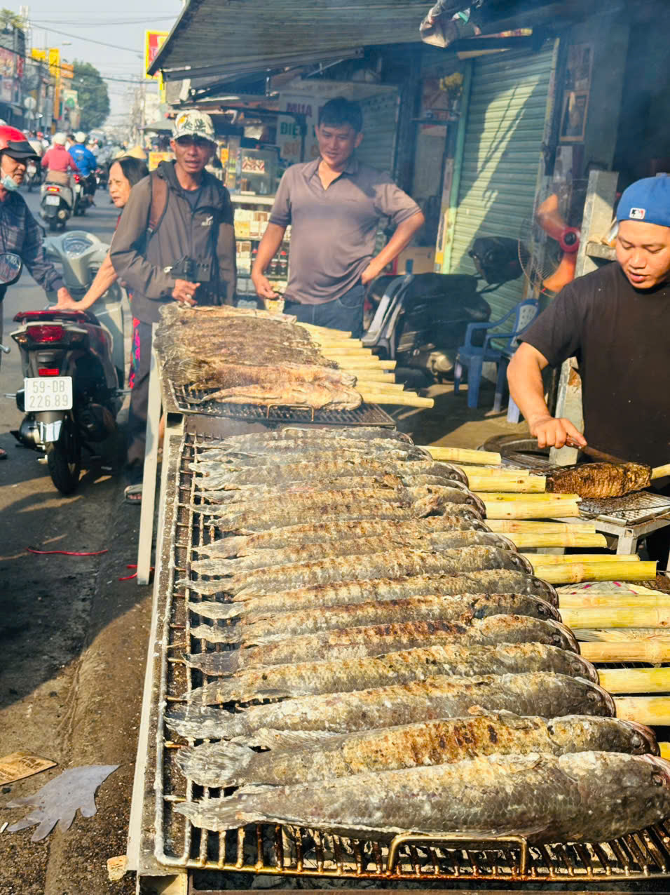 "Phố cá lóc nướng” lớn nhất Tp.HCM làm việc hết công suất trong ngày Vía Thần Tài- Ảnh 7.