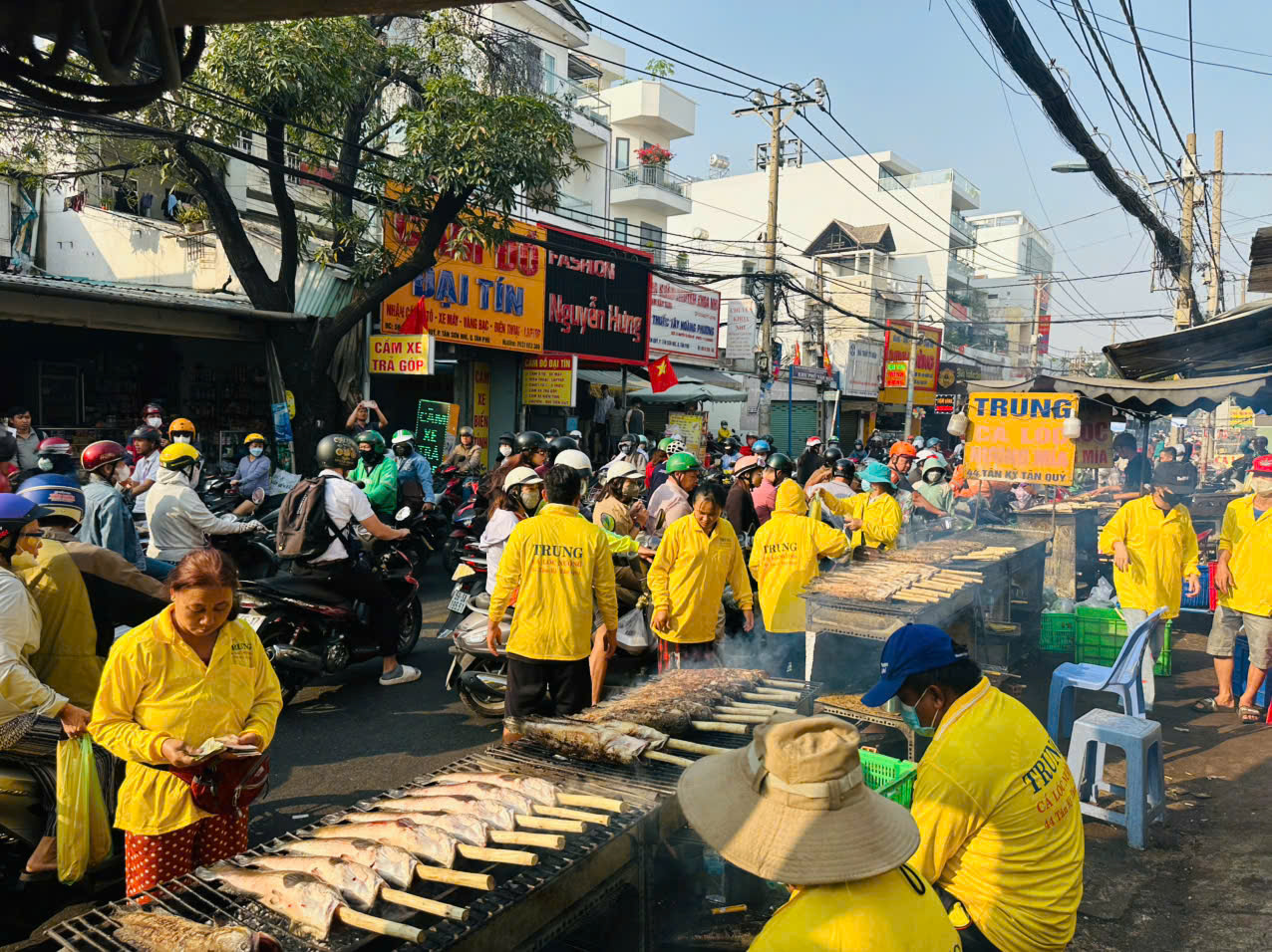 "Phố cá lóc nướng” lớn nhất Tp.HCM làm việc hết công suất trong ngày Vía Thần Tài- Ảnh 1.