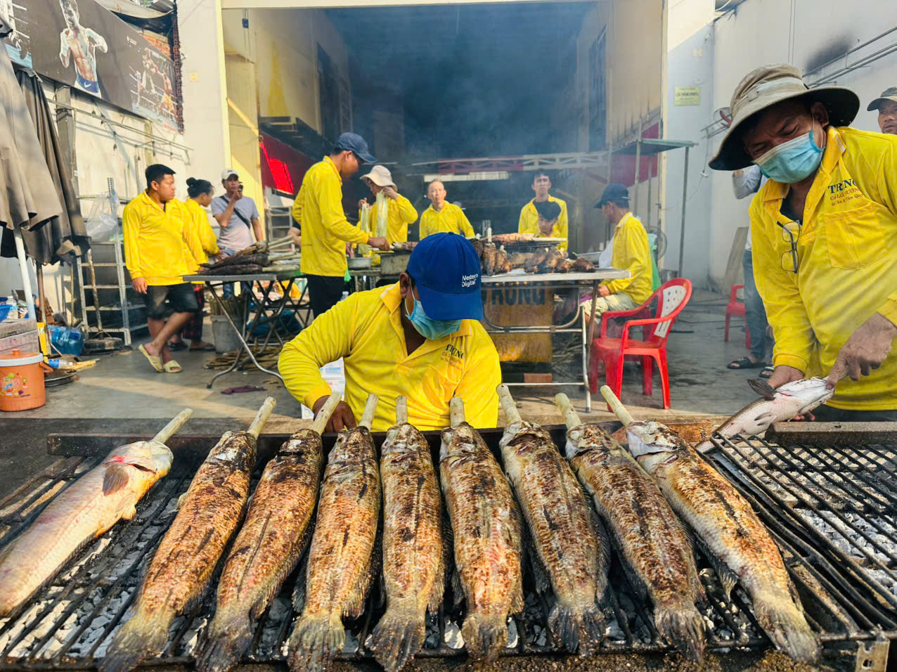 "Phố cá lóc nướng” lớn nhất Tp.HCM làm việc hết công suất trong ngày Vía Thần Tài- Ảnh 9.