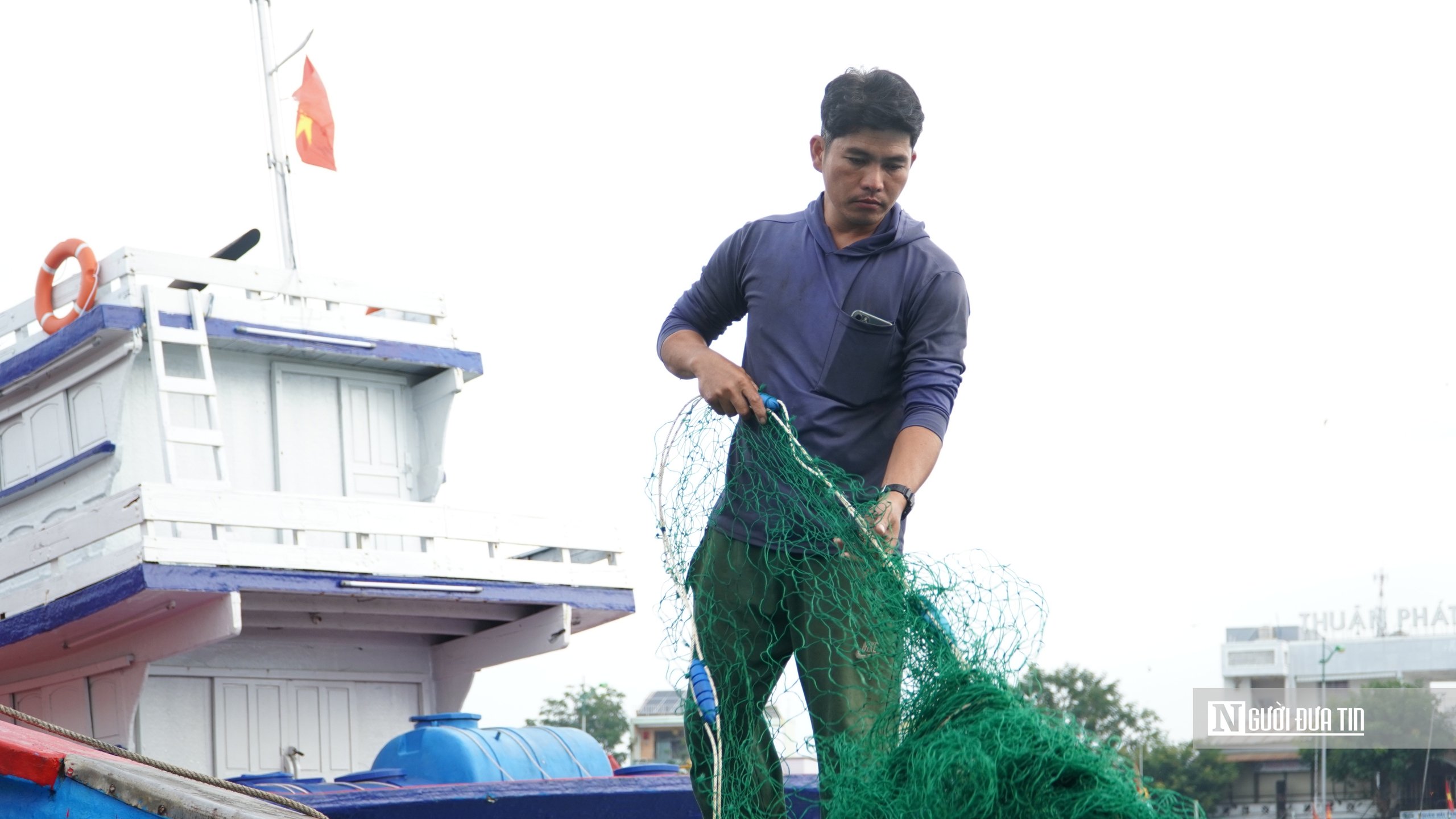 Ngư dân chở "lộc biển" cập cảng ngày đầu năm- Ảnh 2.